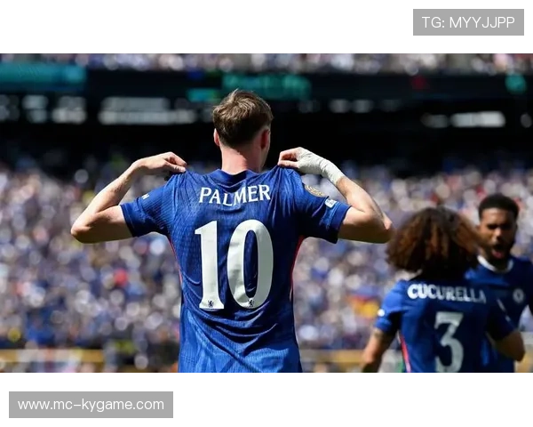 切尔西寻找到肋部空档，帕尔默劲射破门