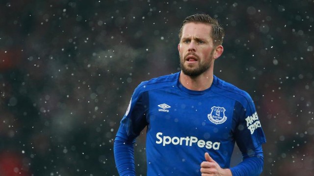 开yun官网-湖人新援融入缓慢，整体表现起伏不定，湖人新援球衣